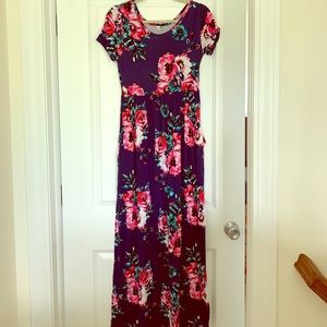 Worn once! Comfortable long maxi maternity dress!